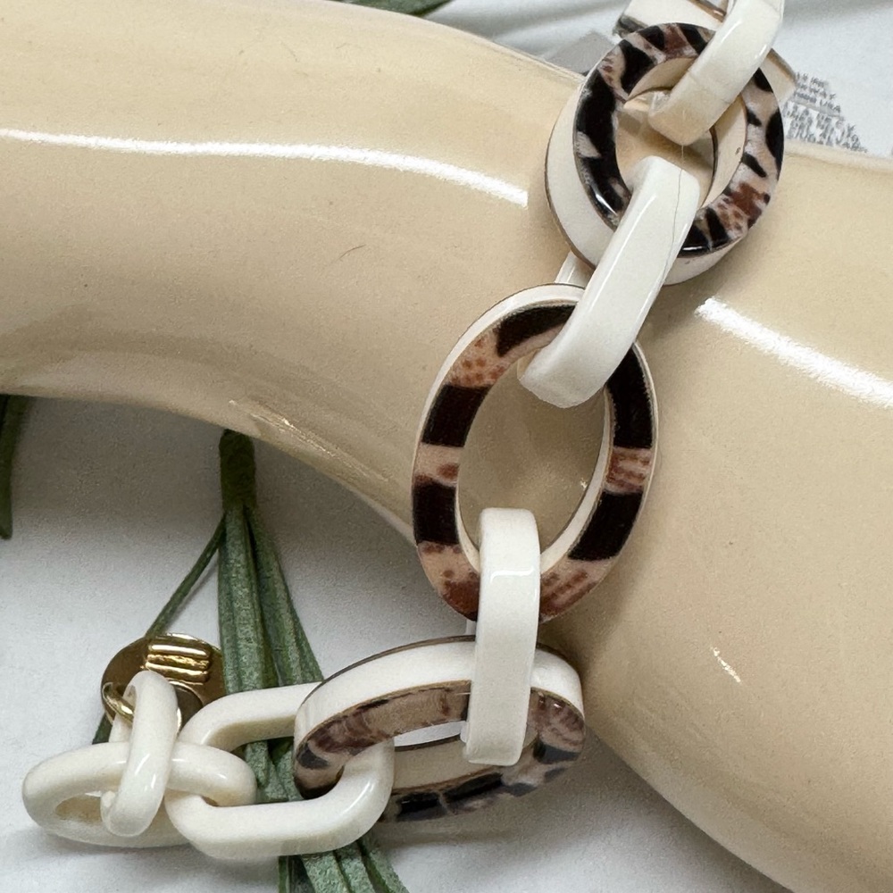Chico’s White & Brown Pattern Link Acrylic Bracelet NEW - Picture 2 of 8